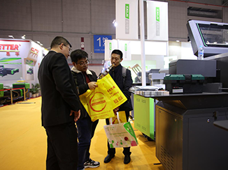 2019上海展，向客戶(hù)展示彎字機(jī)加工效果