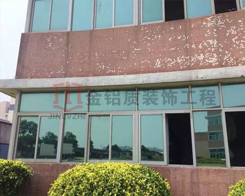 舊辦公樓特寫，在沒有鋁單板翻新前的照片真破舊